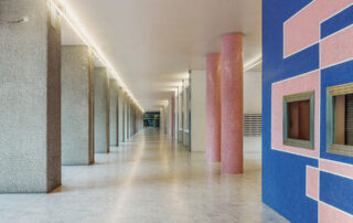 Corso Sempione 33, Palazzo INA, progetto di Piero Bottoni, 1953-57. Mosaico a parete di Piero Bottoni. Pavimento in palladiana geometrica a elementi rettangolari in marmo Bianco Carrara, con fughe rosa. Foto ©Delfino Sisto Legnani.