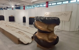 Veduta dell’allestimento con, in primo piano, una scultura di Francesco Somaini e, sulla sinistra, una delle grandi “tracce” ottenute dall’impronta di una matrice scultorea. Courtesy CASVA – Centro di Alti Studi sulle Arti Visive, Milano.