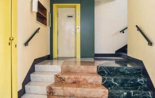 Via Giuseppe Dezza 49, progetto di Gio Ponti, Antonio Fornaroli e Alberto Rosselli, 1952-56. Applique di Gio Ponti. Pavimento in serpentinite Verde Acceglio, calcare Porta Santa, marmo Bardiglio di Carrara e marmo Bianco di Carrara. Foto ©Delfino Sisto Legnani.