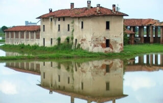 Gianni Celati, Case sparse. Visioni di case che crollano, 2003. Film still, Courtesy Archivio Pierrot e la rosa.