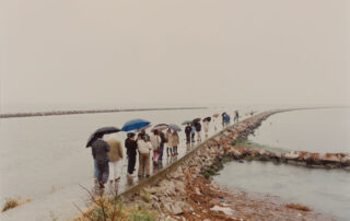Luigi Ghirri, dalla serie Blu infinito, 1991. Stampa coeva Arrigo Ghi. Collezioni private in deposito presso MARV | Museo d’Arte Rubini Vesin, Gradara / Rete Museale Marche Nord.