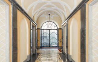 Via Mario Giuriati 5, progetto di Giovanni Muzio, 1930-31. Pavimento in palladiana di marmo Giallo Siena e mosaici, con diorite Nero di Anzola; lesene in diorite Nero di Anzola. Foto ©Delfino Sisto Legnani.