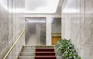 Via Plinio 55, progetto di L. Kovacs, 1957-62. Zoccolatura in calcare Rosso Collemandina; pareti e scale in marmo Arabescato. Foto ©Delfino Sisto Legnani.