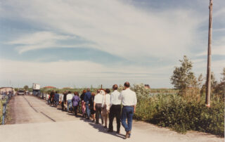 Luigi Ghirri, dalla serie Blu infinito, 1991. Stampa coeva Arrigo Ghi. Collezioni private in deposito presso MARV | Museo d’Arte Rubini Vesin, Gradara / Rete Museale Marche Nord.