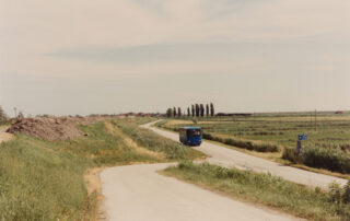 Luigi Ghirri, dalla serie Blu infinito, 1991. Stampa coeva Arrigo Ghi. Collezioni private in deposito presso MARV | Museo d’Arte Rubini Vesin, Gradara / Rete Museale Marche Nord.