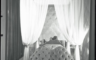 Camera da letto nella casa per Giorgio Devalle, riproduzione da negativo,1938-39. Per gentile concessione dell’Agenzia del Demanio, Fondo Carlo Mollino conservato al Politecnico di Torino, Sezione Archivi Biblioteca Gabetti.