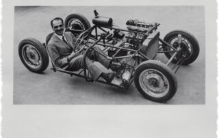 Carlo Mollino al volante del telaio del Bisiluro DaMolNar, in lavorazione presso l’Officina Nardi, stampa fotografica, 1955. Per gentile concessione dell’Agenzia del Demanio, Fondo Carlo Mollino conservato al Politecnico di Torino, Sezione Archivi Biblioteca Gabetti.