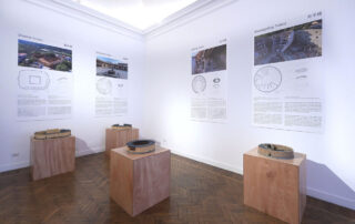 Veduta dell’allestimento di Come aperto dal Cielo. Nuovi paesaggi nell’architettura cinese. Foto Stefano Cirianni.